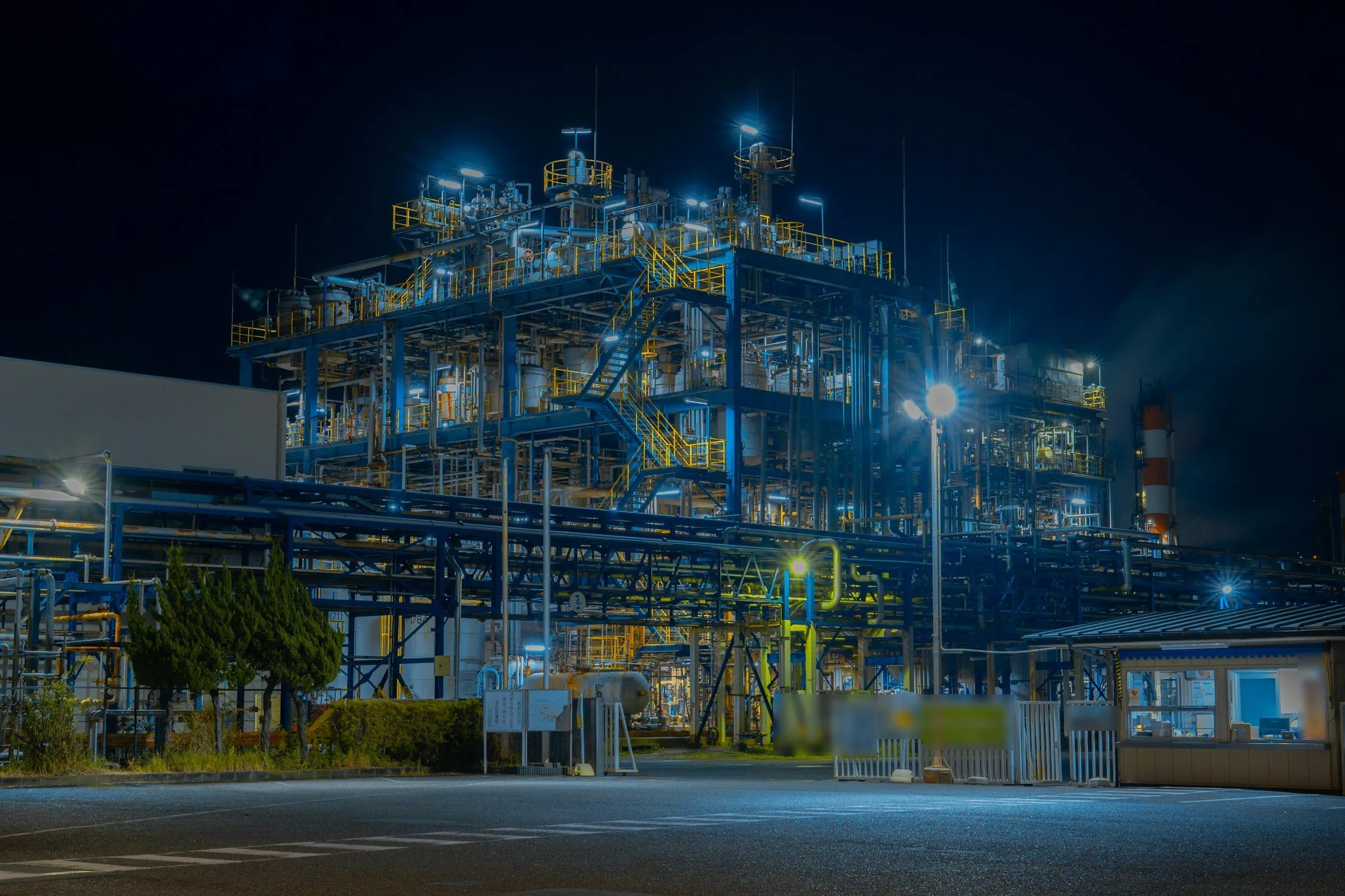 Site industriel éclairé de nuit.